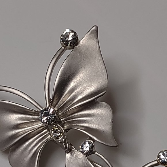 Silver Tone Cute Double Butterfly Brooch - Picture 5 of 11